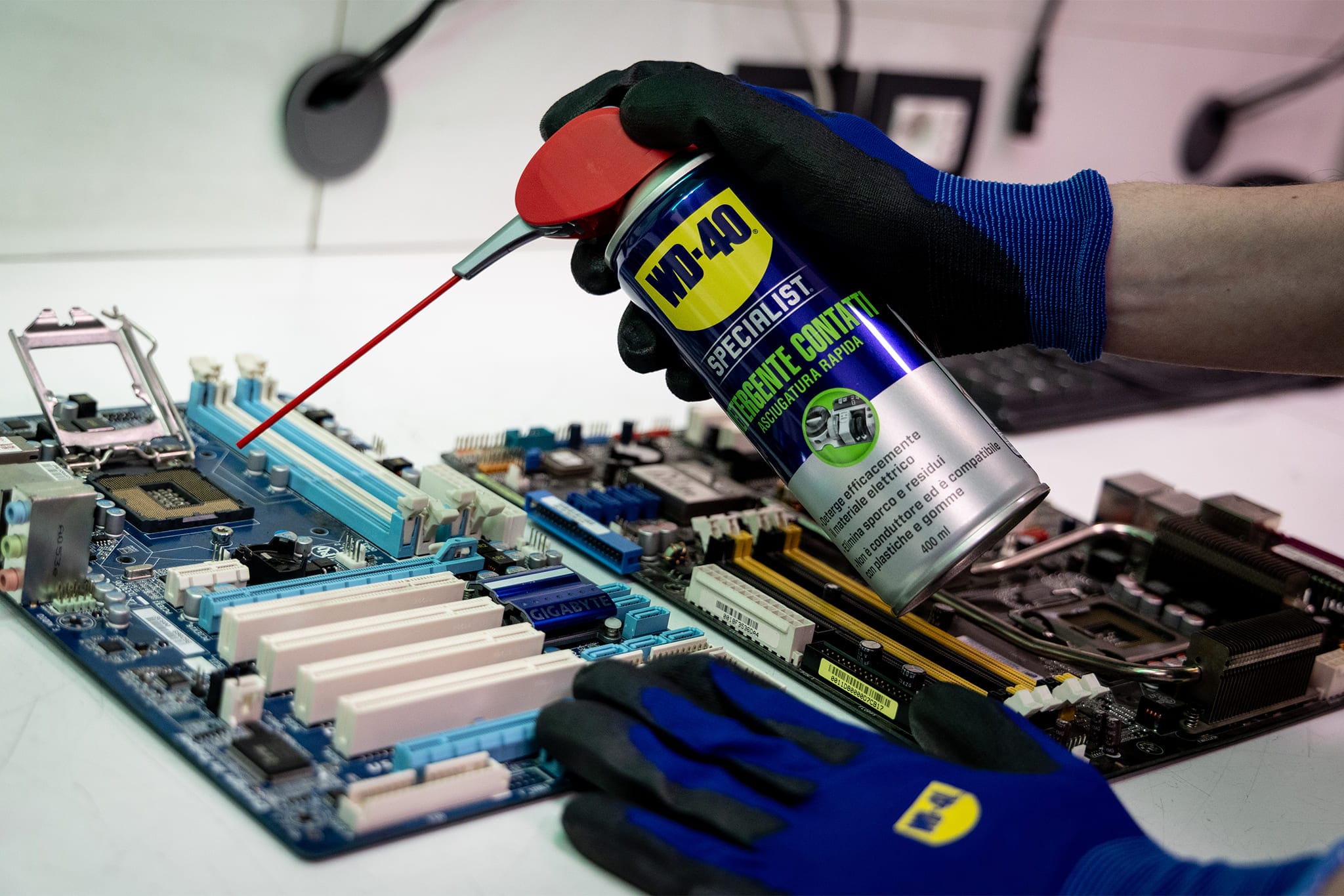 wd 40 detergente contatti 2048x1366 03 (1)