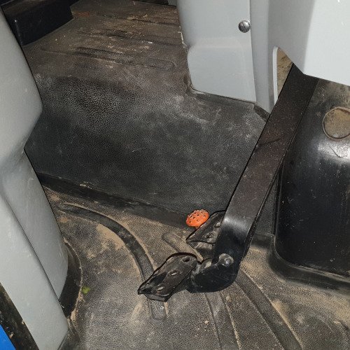Ho ripristinato i pedali bloccati del mio trattore con WD-40