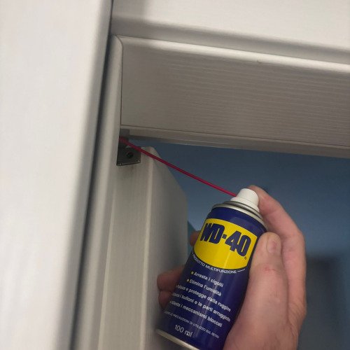 E la porta non scricchiola più